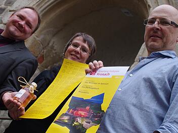 Der künstlerische Leiter, Stefan Haufe (r.), und die Leiterin des Tourismusbetriebs, Kerstin Löw, stellten das Programm der Rosenberg-Festspiele 2017 im Rathaus vor. Mit zusätzlichen Angeboten, wie dem hier von Jörg Gremer (zuständig für Sponsoring und Marketing) präsentierten Rosenlikör, wird das kulturelle Ereignis flankiert. Foto: Marco Meißner