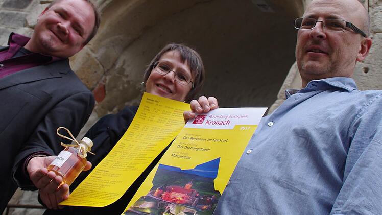 Der künstlerische Leiter, Stefan Haufe (r.), und die Leiterin des Tourismusbetriebs, Kerstin Löw, stellten das Programm der Rosenberg-Festspiele 2017 im Rathaus vor. Mit zusätzlichen Angeboten, wie dem hier von Jörg Gremer (zuständig für Sponsoring und Marketing) präsentierten Rosenlikör, wird das kulturelle Ereignis flankiert. Foto: Marco Meißner