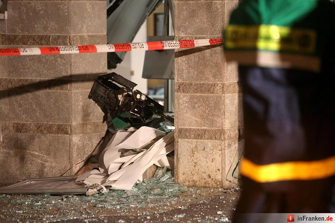Unbekannte sprengen Geldautomat im Kreis Schweinfurt – Großfahndung läuft