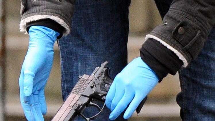 In Ungarn wurde am Morgen (28. März 2018) ein bekannter Rechtsextremist, Waffenhändler und Hetzer festgenommen. Spezialeinheiten überraschten ihn Symbolbild: Bernd von Jutrczenka/dpa