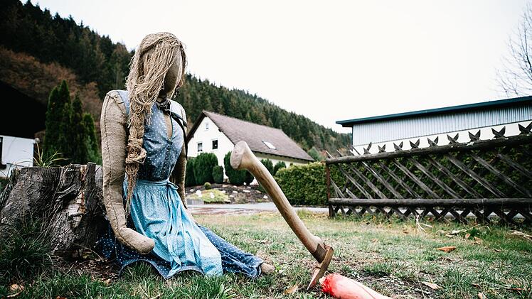 Sich zuprostende Geister, blutige Gestalten und offene Gräber: Sabrina de Groot hat sich einiges einfallen lassen, um ihren Garten in Wilhelmsthal in den zwei Wochen vor Halloween schaurig schön zu gestalten. Foto: Marian Hamacher
