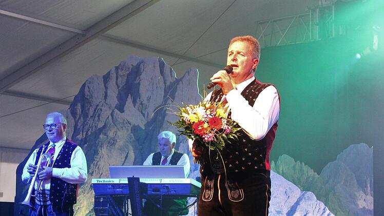 Die Kastelruther Spatzen wurden bei ihrem Auftritt in Aisch von ihren Fans gefeiert.  Fotos: Evi Seeger