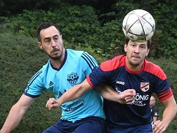 Sandro Cazzella von der SG Oerlenbach/Ebenhausen (links) begegnete Andreas Berninger (FV Rannungen/Pfändhausen/Holzhausen) im Pokal -Wettbewerb 2017/18. Künftig spielen sie in der Kreisliga Rhön gegeneinander. Foto: Hopf