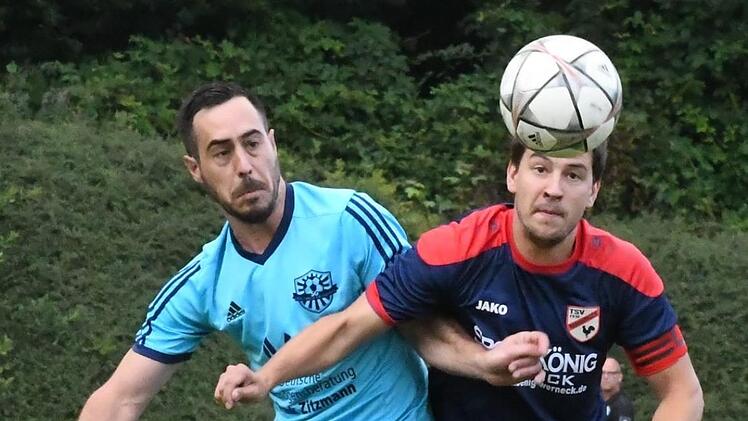 Sandro Cazzella von der SG Oerlenbach/Ebenhausen (links) begegnete Andreas Berninger (FV Rannungen/Pfändhausen/Holzhausen) im Pokal -Wettbewerb 2017/18. Künftig spielen sie in der Kreisliga Rhön gegeneinander. Foto: Hopf