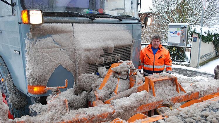 Dieses Foto zeigt Uwe Klein von der Straßenmeisterei in Zeil am Main. Nicht in Sibirien und nicht anno dazumal, sondern am 1. Dezember 2010. Der Winter kann es immer noch.  Foto: Günter Flegel
