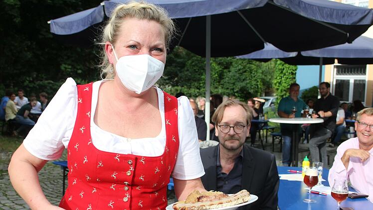 Lehrerin Sandra Hatzold tischte den Ehrengästen die drei Schüler-Bratwürste auf: