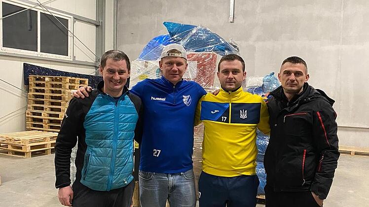 Brachten Hilfsgüter an die polnisch-ukrainische Grenze: (von links) Yurii Netrebiak, Alex Pronko, Organisator Ruslan Zhyvka und Stanislav Balandiukh.  Foto: Ruslan Zhyvka