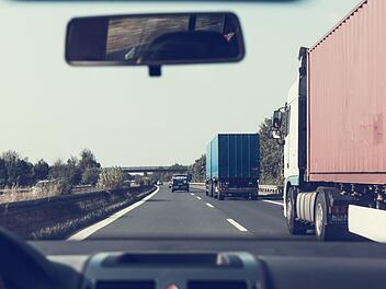 Auffahrunfall auf A9 bei Stammbach: Fiat kracht in Lkw