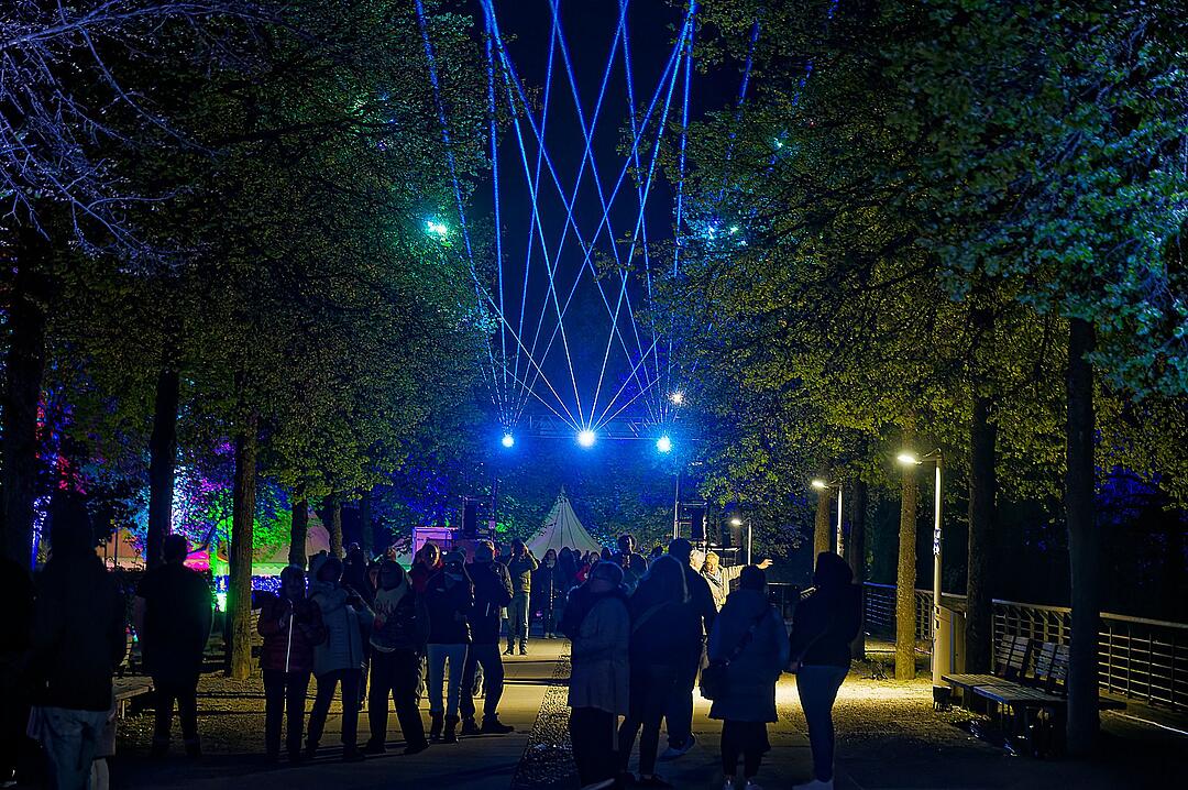 Eine magische Kulisse mit effektvoll platzierter Lichtkunst.