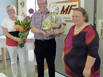 Edgar Lieb an seinem letzten Arbeitstag in der Firma Frerichs mit Ehefrau Jutta (links) und Gertrud Frerichs. Foto: Laura Scheler