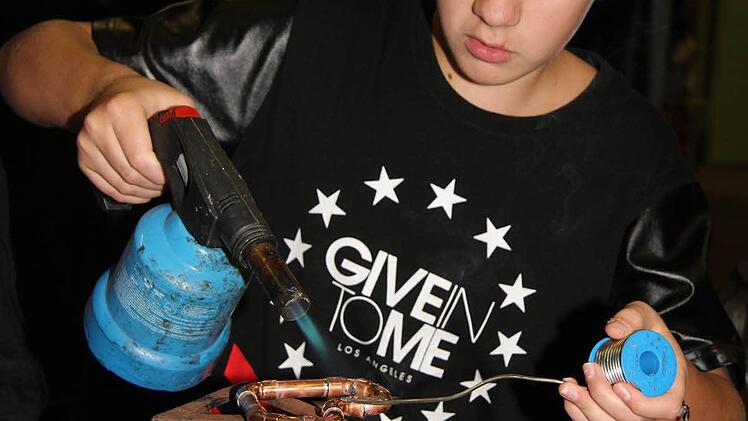 Moritz Eber ist derzeit in der achten Klasse an der Carl-von-Linde-Realschule. Er ist mit seinem Vater auf der Ausbildungsmesse und lötet aus Spaß ein Herz. "Ich möchte auf jeden Fall etwas Technisches machen", sagt er Foto: Sonja Adam