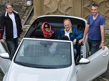 Matthias Scholz, Inge Bulheller (Leiterin KulTourisMus im Schloss), Helmut Blank (Bürgermeister Stadt Münnerstadt) und Sascha Vorndran posieren mit einem Golf GTI. Foto: Björn Hein