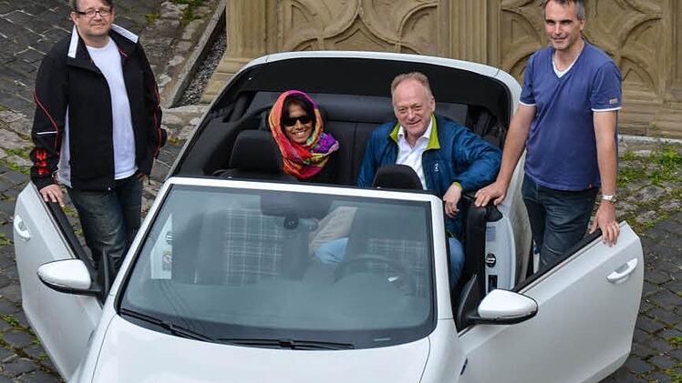 Matthias Scholz, Inge Bulheller (Leiterin KulTourisMus im Schloss), Helmut Blank (Bürgermeister Stadt Münnerstadt) und Sascha Vorndran posieren mit einem Golf GTI. Foto: Björn Hein