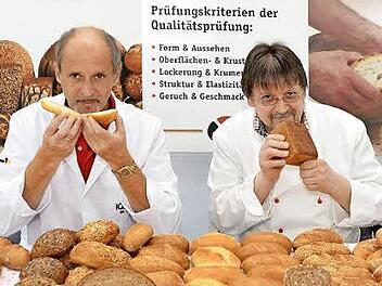 149 verschiedene Brote und Brötchen wurden bei der öffentlichen Qualitätsprüfung unter die Lupe genommen. Fast alle eingereichten Backwaren erreichten bei dieser sensorischen Prüfung ein "Sehr gut" oder zumindest ein "Gut" vom Prüfer Manfred Stiefel (links). Stellvertretender Innungsobermeister Heribert Hedrich (rechts) schnupperte selbst auch mal an dem einen oder anderen Körnerbrot.  Foto: Peter Rauch