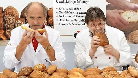 149 verschiedene Brote und Brötchen wurden bei der öffentlichen Qualitätsprüfung unter die Lupe genommen. Fast alle eingereichten Backwaren erreichten bei dieser sensorischen Prüfung ein "Sehr gut" oder zumindest ein "Gut" vom Prüfer Manfred Stiefel (links). Stellvertretender Innungsobermeister Heribert Hedrich (rechts) schnupperte selbst auch mal an dem einen oder anderen Körnerbrot.  Foto: Peter Rauch