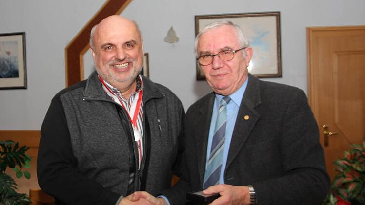 Sein Jahrzehnte währendes Engagement für die Eigenheimer-Vereinigung Rannungen würdigte Landesverbands-Vorstandsmitglied Georg Grembler mit der besonderen Auszeichnung "Verdienstmedaille 2. Klasse" an Richard Goldmann (links). Foto: Arnold Nöth