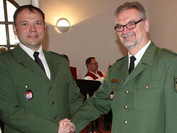 Der alte und der neue Chef: Peter Neder (links) übergibt die Polizei-Leitung an Norbert Mohr.  Foto: Klaus Schmitt