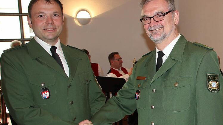 Der alte und der neue Chef: Peter Neder (links) übergibt die Polizei-Leitung an Norbert Mohr.  Foto: Klaus Schmitt