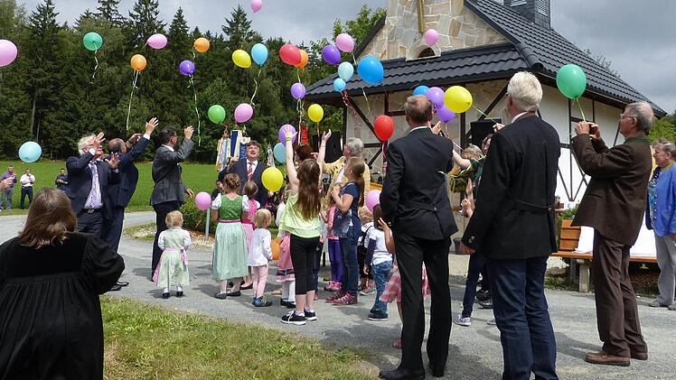 Mit den Ehrengästen ließen die Kinder als Symbol für die Gründer und Verstorbenen des Vereins 40 Luftballons aufsteigen.