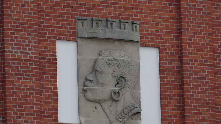 Ein überdimensionaler Mohrenkopf ziert dieses historische Gebäude auf dem SÜC-Gelände. Foto: Jochen Berger