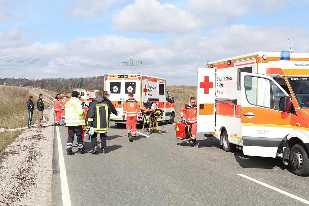 Fünf Verletzte, Kind in Lebensgefahr - Unfall im Kreis Ansbach