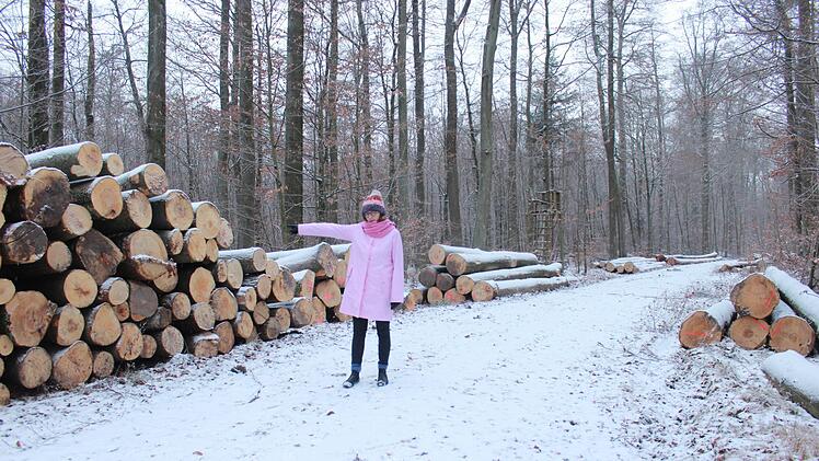 MdB Lisa Badum protestiert gegen Fällungen im Hohen Buchenen Wald. Foto: privat