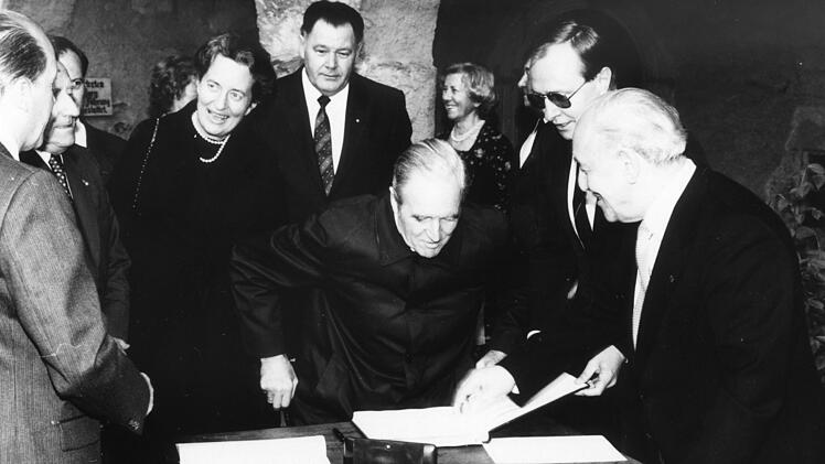Beim Eintrag in das Goldene Buch auf Burg Lauenstein (von links): Veronica Carstens, MdL Rudi Daum, Bundespräsident Karl Carstens, Landrat Heinz Köhler und Walter Kromp vom Landratsamt, der den Besuch des Bundespräsidenten mit organisierte.   Foto: Kreisdokumentationsstelle