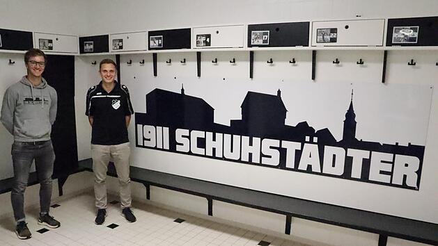 Die Spieler Dominik Portner (rechts) und Max Stammberger (links) zeigen die sanierte Umkleidekabine der Heimmannschaft. Foto: Roland Dietz