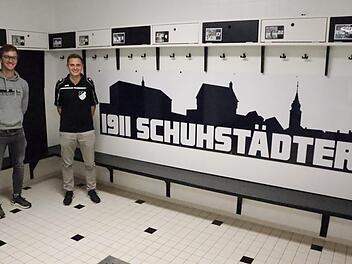 Die Spieler Dominik Portner (rechts) und Max Stammberger (links) zeigen die sanierte Umkleidekabine der Heimmannschaft. Foto: Roland Dietz