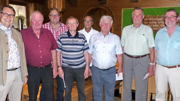 Ehrungen bei den Jagdgenossen (von links) Bürgermeister Roland Wolfrum, Winfried Baumgärtner (20 Jahre), Franz Thierauf (30), Helmut Baumer (35), Dieter Kulms (30), Georg Spindler (30), Ludwig Gödel (35) und Jagdvorstand Leonhard Will
