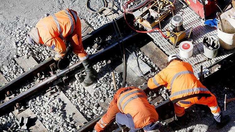 Gleisarbeiter wird in Bayern von Zug erfasst - Strecke stundenlang gesperrt