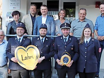 Im Bild (hinten v. l.) Geschäftsstellenleiterin Gabriele Thum, der Aufsichtsratsvorsitzende Marco Weidner, Vorstandsmitglied Holger Funke, Zweite Bürgermeisterin Sabine Rießner, Initiator und Stadtrat Johannes Oppel und Bürgermeister Andreas Hüger...