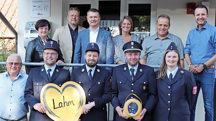 Im Bild (hinten v. l.) Geschäftsstellenleiterin Gabriele Thum, der Aufsichtsratsvorsitzende Marco Weidner, Vorstandsmitglied Holger Funke, Zweite Bürgermeisterin Sabine Rießner, Initiator und Stadtrat Johannes Oppel und Bürgermeister Andreas Hüger...