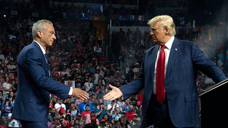 Wiewohl aus der wohl bekanntesten Demokraten-Familie der USA stammend, schloss sich Robert F. Kennedy Jr. (links) der Kampagne Donald Trumps an.