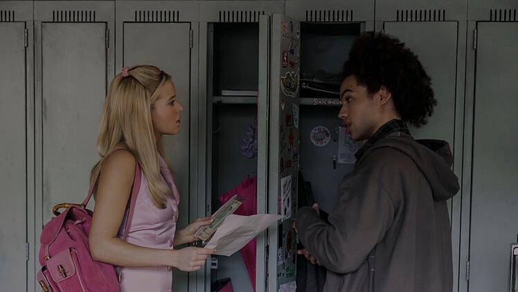 Ihren neuen Spind-Nachbarn Dustin (Zac Looker) muss Elle (Lexi Minetree) erst noch von ihrem pinken Optimismus &uuml;berzeugen.