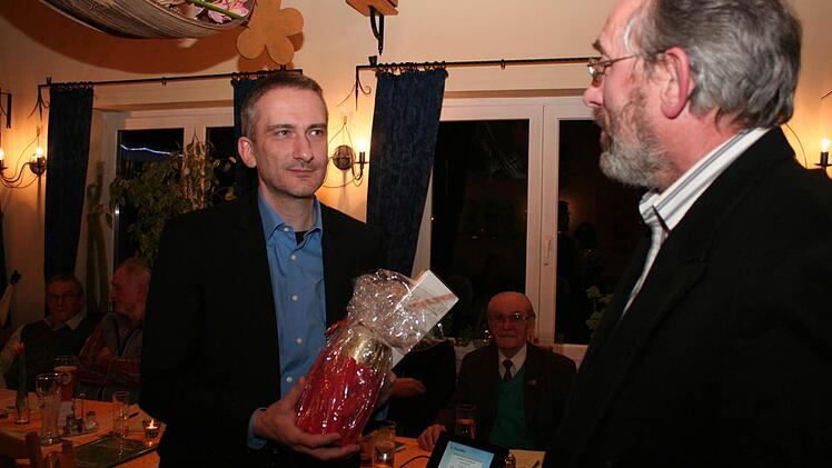 Franz Rabl (rechts) gratuliert dem neuen Vorsitzenden Alexander Schulz nach der Wahl. Foto: Evi Seeger
