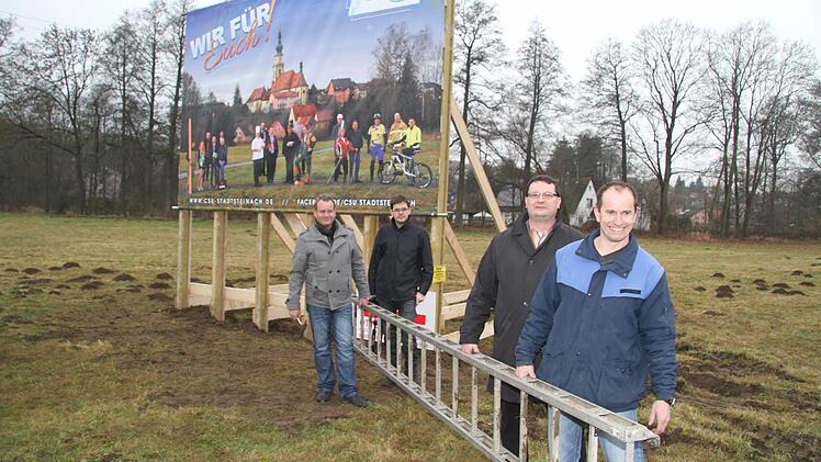 Riesig sind die Werbeplakate, die die Stadtsteinacher CSU derzeit aufstellt. "Wir setzen auf die Bilder, die unsere ganze Mannschaft zeigen", sagt Bürgermeisterkandidat Klaus Witzgall (Zweiter von rechts). Die anderen Parteien regen sich auf, da es für die großen CSU-Plakate offenbar gar keine Genehmigung gibt.  Foto: Sonja Adam