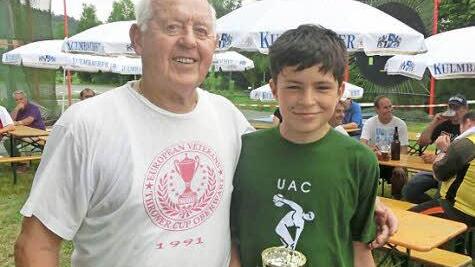 Der 85-jährige Richard Rzehak (SC Preußen Erlangen) und das zwölfjährige Talent Merlin Hummel (UAC Kulmbach) warteten in Stadtsteinach mit beachtlichen Hammerwurfleistungen auf. Foto: Martin Ständner