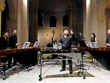 Noch zwei Ragtimes: Li Biao und seine Percussionstruppe mit (von links) Ni Fan, Alexander Glöggler, Philipp Jungk, Eunbi Jeong und Lukas Böhm beim Abschlusskonzert in der Erlöserkirche. Foto: Ahnert