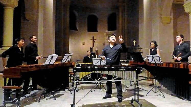 Noch zwei Ragtimes: Li Biao und seine Percussionstruppe mit (von links) Ni Fan, Alexander Glöggler, Philipp Jungk, Eunbi Jeong und Lukas Böhm beim Abschlusskonzert in der Erlöserkirche. Foto: Ahnert
