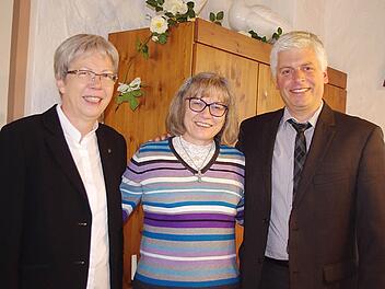 Christa Büttner (Mitte) wurde ins Präsidium der Dekanatssynode gewählt, wozu sie von Dekanin Dorothea Richter und Horst Moser beglückwünscht wurde. Foto: Heike Schülein