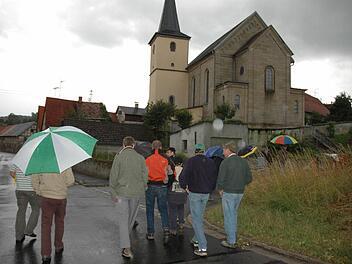 Ab hier am Ortseingang von Manau kommend soll mit dem Vollausbau der Ortsdurchfahrt der Kreisstraße HAS 40 in Üschersdorf begonnen werden.  Foto: Gerhard Schmidt