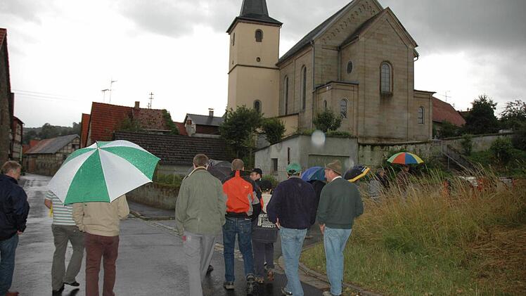 Ab hier am Ortseingang von Manau kommend soll mit dem Vollausbau der Ortsdurchfahrt der Kreisstraße HAS 40 in Üschersdorf begonnen werden.  Foto: Gerhard Schmidt