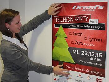 Gabriele Riedel zeigt das Plakat der Reunion-Party, die am Abend vor dem Heiligabend in Unterrodach stattfindet.  Foto: Friedwald Schedel