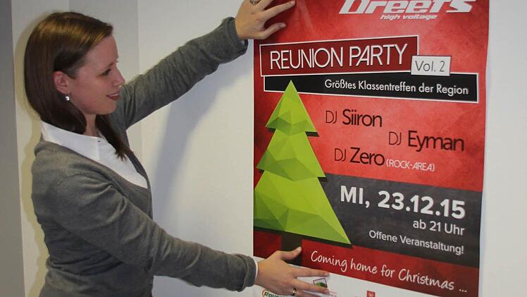 Gabriele Riedel zeigt das Plakat der Reunion-Party, die am Abend vor dem Heiligabend in Unterrodach stattfindet.  Foto: Friedwald Schedel