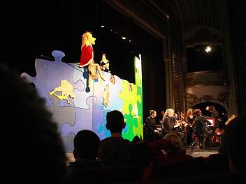 Beim "Karneval der Tiere" hat Dirigent und Erzähler Carlos Domínguez-Nieto mit seinem Orchester Kinder und Jugendliche von der ersten bis zur achten Klasse mit Instrumenten und klassischer Musik vertraut gemacht. Das Puppen-Schauspiel hielt sie bei Laune. Foto: Carmen Schmitt