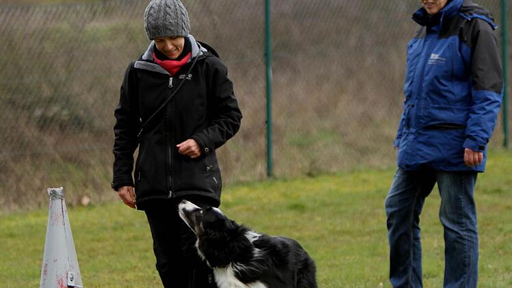 Heike Büttcher (links) mit ihrem Hund vor der "Spirale rechts" Foto: Günther Geiling