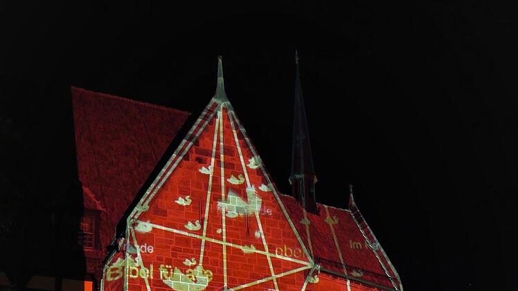 Mit einer Live-Installation beteiligt sich der Lichtkünstler Philipp Geist am Samstag an der 13. Coburger Museumsnacht. Am Donnerstag richtete er seine Installaltion im Hof der Veste ein (© Philipp Geist / VG Bild-Kunst Bonn 2017 ).Foto: Martin Rohm