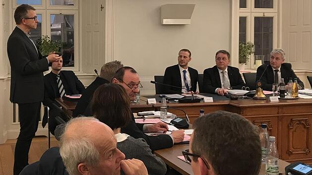 Professor Stephan Clemens (links) stellte  dem Stadtrat die Planungen der Universit&auml;t Bayreuth f&uuml;r den Campus in Kulmbach vor.   Foto: Anja-Maria Meister