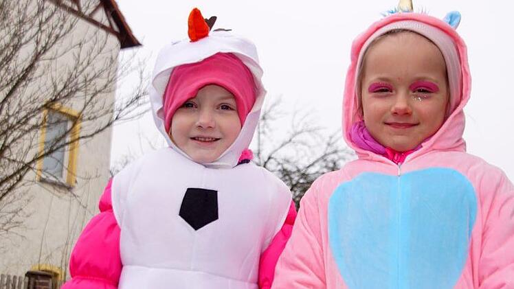 Die Kinder hatten ganz besonders ihren Spaß. Leni (rechts) und Ella verfolgten als Einhorn und Schneefrau das närrischen Treiben  - und ergatterten natürlich auch manche Leckerei.